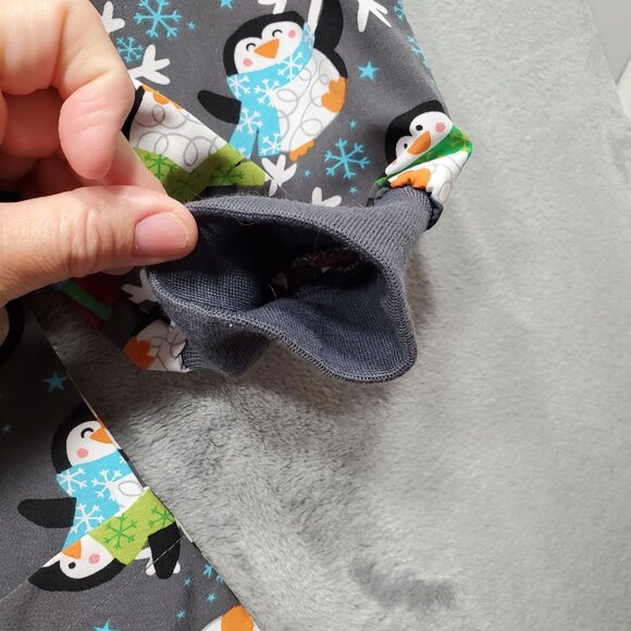 Elite Med Performance Scrub Jacket Penguins Presents and Snowflakes Wmn Sz 2XL - Picture 7 of 11